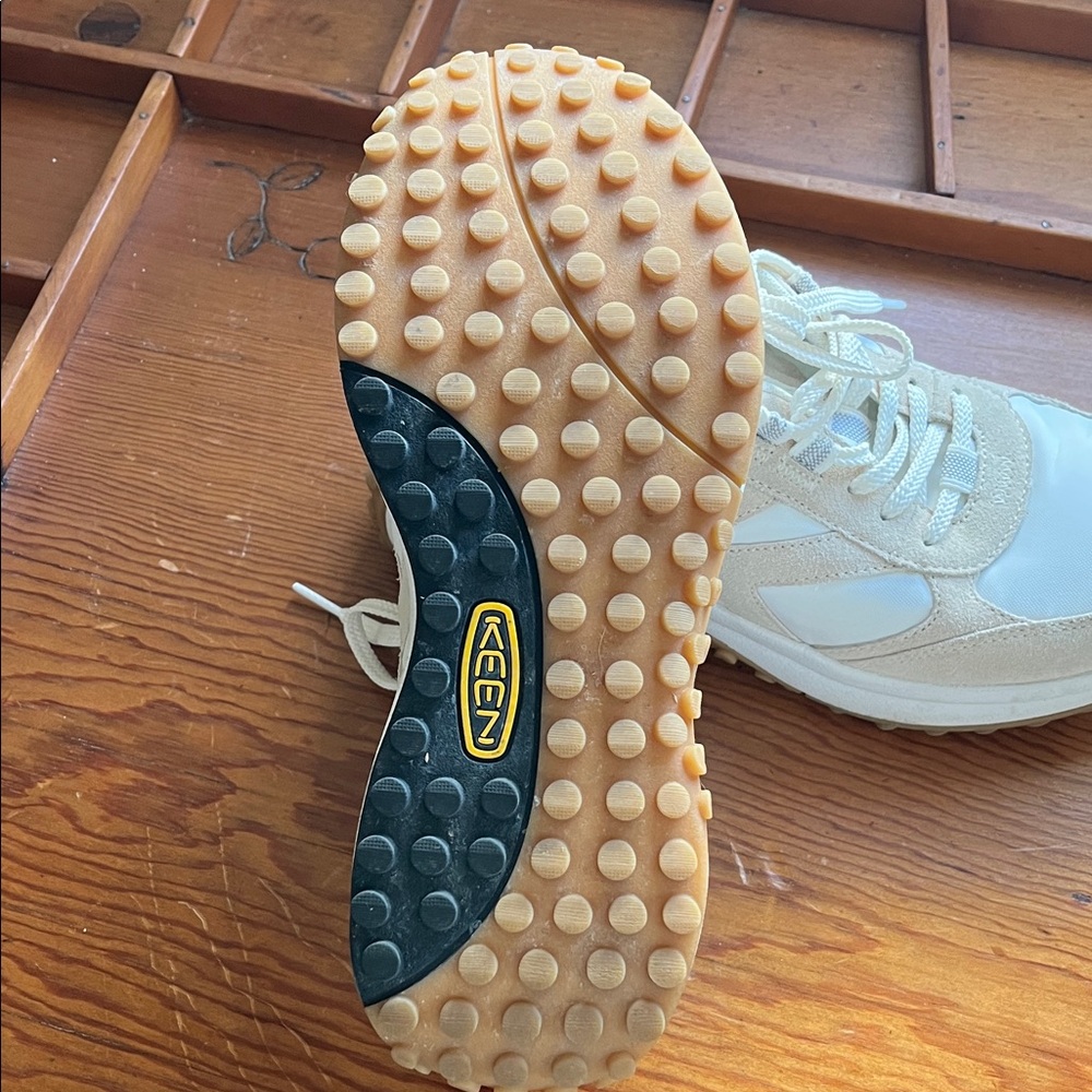 Keen women’s White and Tan Sneakers - Picture 6 of 6